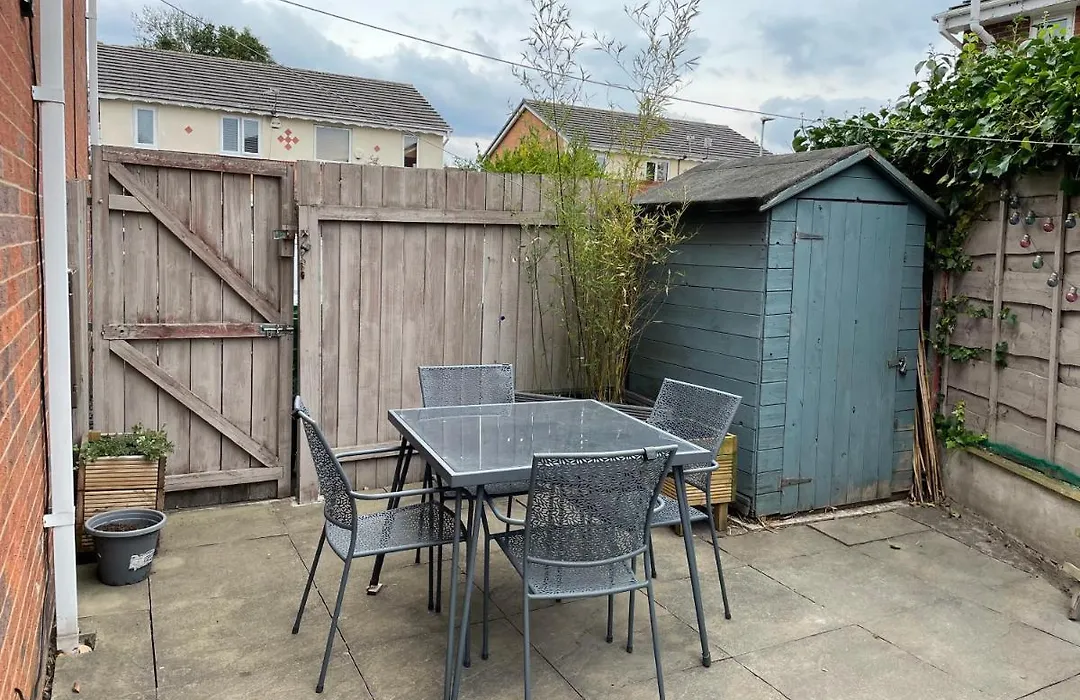 Manchester 2 Bedroom House With Garden-1