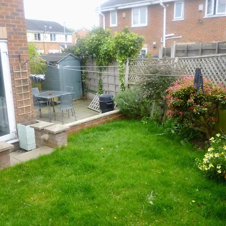 Manchester 2 Bedroom House With Garden-3